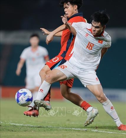 Pha tranh bóng giữa cầu thủ Công Phương (số 18, U23 Việt Nam) và cầu thủ Rae Peh (U23 Singapore). Ảnh: Minh Quyết - TTXVN