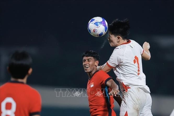 Pha bật cao đánh đầu của Đình Bắc (số 7, U23 Việt Nam). Ảnh: Minh Quyết - TTXVN