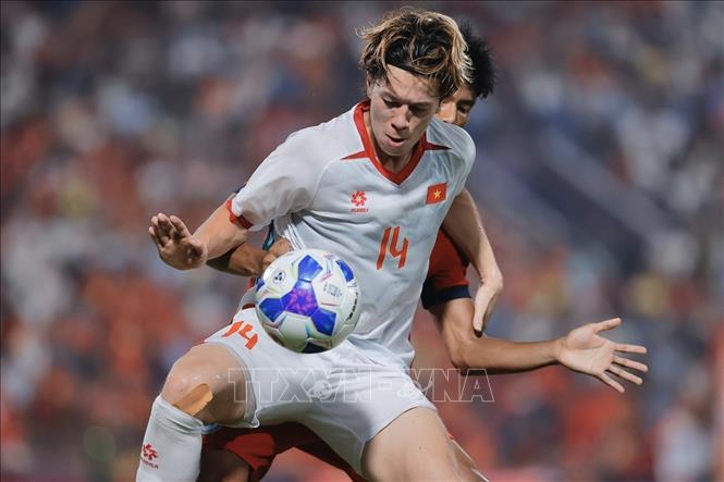 Pha che chắn bóng khéo léo của Viktor Le (số 14, U23 Việt Nam). Ảnh: Minh Quyết - TTXVN