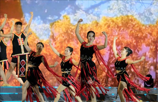Một tiết mục nghệ thuật trong chương trình khai mạc “Tháng trải nghiệm điểm đến du lịch tỉnh Lâm Đồng năm 2025” tối 6/9/2025. Ảnh: Nguyễn Dũng – TTXVN