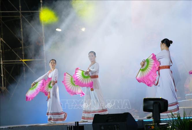 Các nghệ sĩ biểu diễn trong chương trình khai mạc “Tháng trải nghiệm điểm đến du lịch tỉnh Lâm Đồng năm 2025” tối 6/9/2025. Ảnh: Nguyễn Dũng – TTXVN 