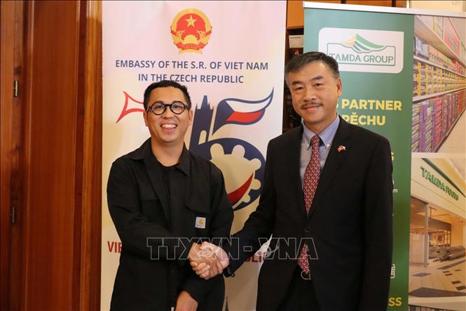 Đạo diễn người Séc gốc Việt Dužan Duong (trái) và Đại sứ Dương Hoài Nam. Ảnh Việt Dũng - TTXVN