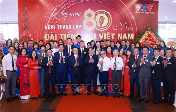 Thủ tướng Phạm Minh Chính với lãnh đạo, nguyên lãnh đạo, phóng viên, biên tập viên Đài Tiếng nói Việt Nam. Ảnh: Dương Giang-TTXVN
