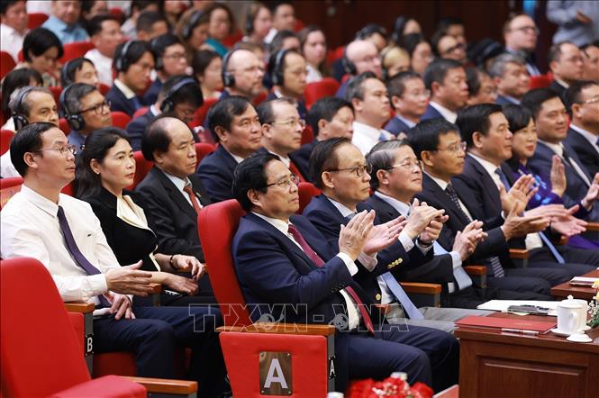 Thủ tướng Phạm Minh Chính và các đại biểu tham dự Lễ kỷ niệm 80 năm Ngày thành lập Đài Tiếng nói Việt Nam. Ảnh: Dương Giang-TTXVN
