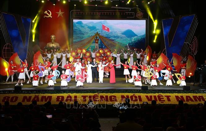 Chương trình nghệ thuật chào mừng Lễ kỷ niệm 80 năm Ngày thành lập Đài Tiếng nói Việt Nam. Ảnh: Dương Giang-TTXVN 
