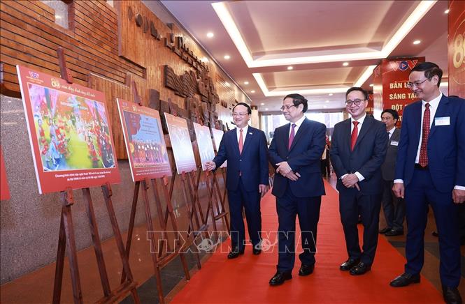 Thủ tướng Phạm Minh Chính tham quan trưng bày ảnh về quá trình hình thành và phát triển của Đài Tiếng nói Việt Nam. Ảnh: Dương Giang-TTXVN
