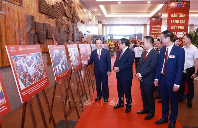 Thủ tướng Phạm Minh Chính tham quan trưng bày ảnh về quá trình hình thành và phát triển của Đài Tiếng nói Việt Nam. Ảnh: Dương Giang-TTXVN
