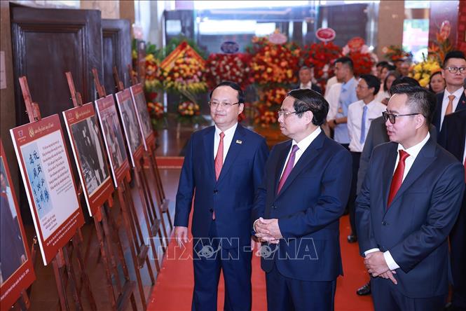 Thủ tướng Phạm Minh Chính tham quan trưng bày ảnh về quá trình hình thành và phát triển của Đài Tiếng nói Việt Nam. Ảnh: Dương Giang-TTXVN
