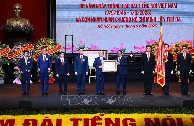 Thủ tướng Phạm Minh Chính trao Huân chương Hồ Chí Minh cho Đài Tiếng nói Việt Nam. Ảnh: Dương Giang-TTXVN . Ảnh: Dương Giang-TTXVN
