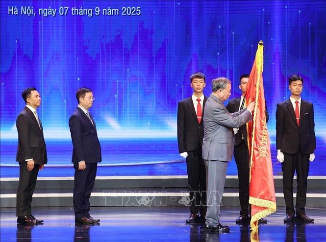 Tổng Bí thư Tô Lâm trao tặng Huân chương Lao động hạng Nhất cho Đài Truyền hình Việt Nam. Ảnh: Thống Nhất – TTXVN
