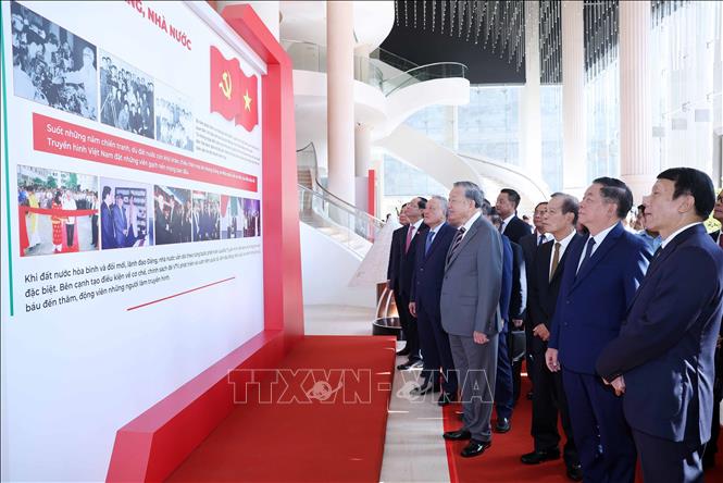Tổng Bí thư Tô Lâm và các đại biểu xem trưng bày của Đài Truyền hình Việt Nam tại buổi lễ. Ảnh: Thống Nhất – TTXVN