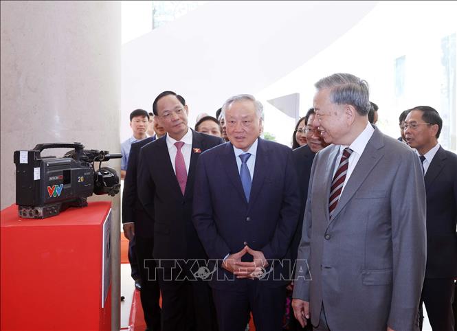 Tổng Bí thư Tô Lâm xem trưng bày của Đài Truyền hình Việt Nam tại buổi lễ. Ảnh: Thống Nhất – TTXVN