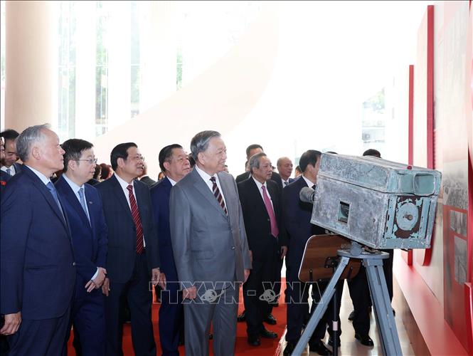 Tổng Bí thư Tô Lâm xem trưng bày của Đài Truyền hình Việt Nam tại buổi lễ . Ảnh: Thống Nhất – TTXVN