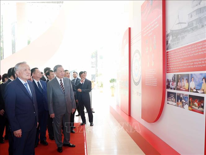Tổng Bí thư Tô Lâm nghe giới thiệu về Đài Truyền hình Việt Nam. Ảnh: Thống Nhất – TTXVN