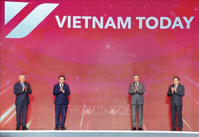 Tổng Bí thư Tô Lâm và các đại biểu thực hiện nghi thức ra mắt và phát sóng chính thức Kênh Truyền hình đối ngoại - Vietnam Today. Ảnh: Thống Nhất - TTXVN