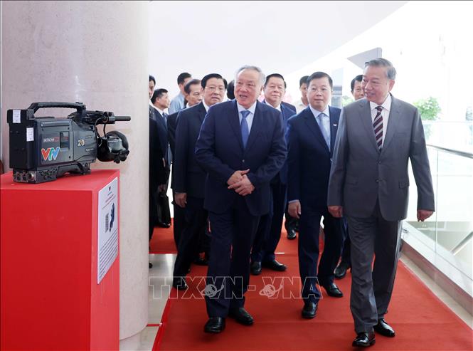Tổng Bí thư Tô Lâm nghe giới thiệu về Đài Truyền hình Việt Nam. Ảnh: Thống Nhất – TTXVN