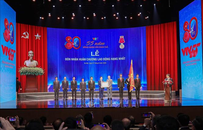 Tổng Bí thư Tô Lâm trao Huân chương Lao động hạng Nhất cho Đài Truyền hình Việt Nam. Ảnh: Phan Phương – TTXVN