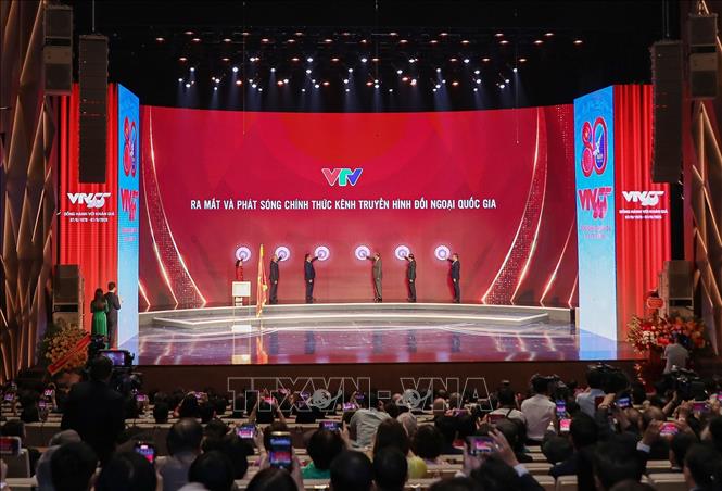 Tổng Bí thư Tô Lâm và các đại biểu thực hiện nghi thức ra mắt và phát sóng chính thức Kênh Truyền hình đối ngoại Quốc gia - Vietnam Today. Ảnh: Phan Phương – TTXVN