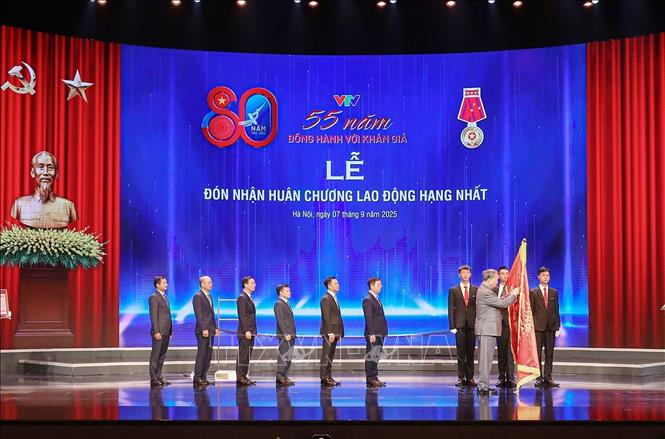 Tổng Bí thư Tô Lâm trao Huân chương Lao động hạng Nhất cho Đài Truyền hình Việt Nam. Ảnh: Phan Phương – TTXVN