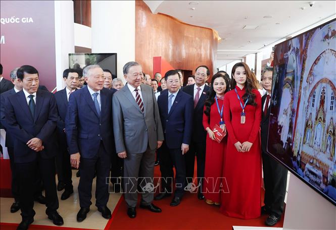 Tổng Bí thư Tô Lâm và các đại biểu trải nghiệm Kênh Truyền hình đối ngoại Quốc gia - Vietnam Today. Ảnh: TTXVN