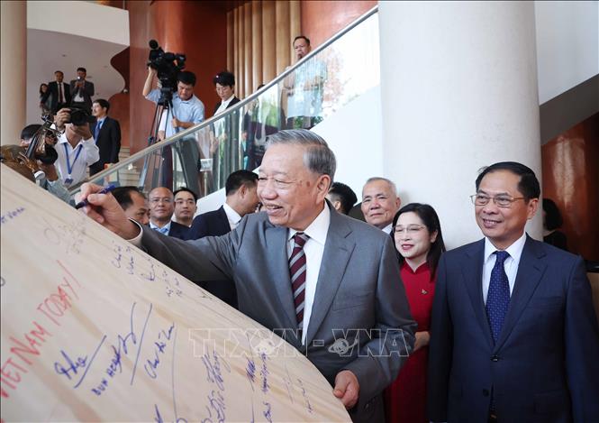 Tổng Bí thư Tô Lâm ký lưu niệm. Ảnh: Thống Nhất – TTXVN