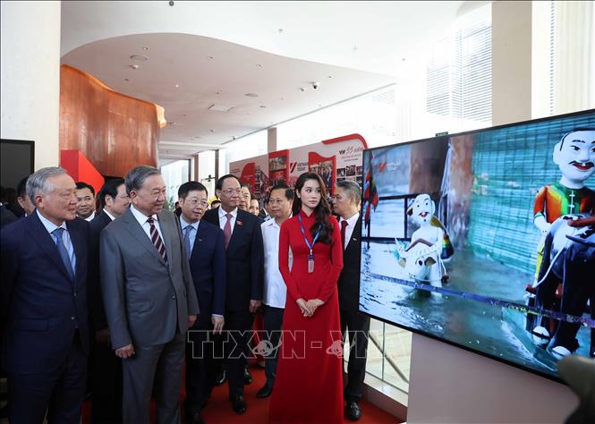 Tổng Bí thư Tô Lâm và các đại biểu trải nghiệm Kênh Truyền hình đối ngoại Quốc gia - Vietnam Today. Ảnh: Thống Nhất – TTXVN