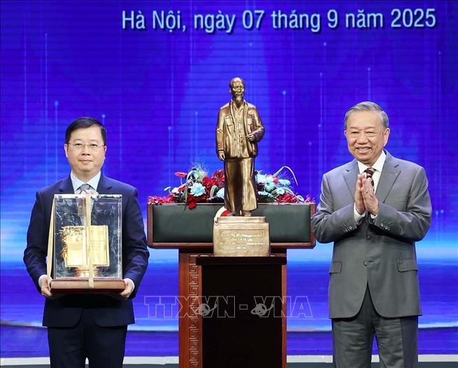 Tổng Bí thư Tô Lâm tặng bức tượng Chủ tịch Hồ Chí Minh và quà lưu niệm cho Đài Truyền hình Việt Nam. Ảnh: Thống Nhất – TTXVN