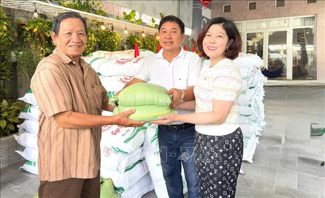 Hoạt động tặng gạo cho người nghèo được vợ chồng ông Đỗ Đức Quyết duy trì nhiều năm qua vào mùa Vu Lan báo hiếu. Ảnh: Văn Sĩ - TTXVN