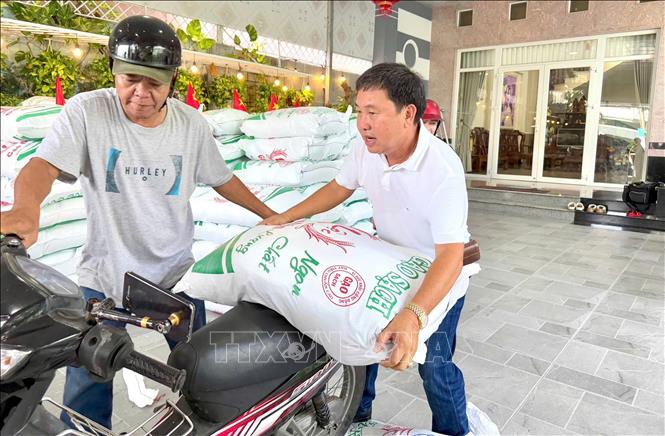 Ông Đỗ Đức Quyết tặng gạo cho người có hoàn cảnh khó khăn trong mùa Vu Lan báo hiếu. Ảnh: Văn Sĩ - TTXVN