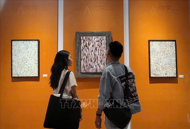 Khách tham quan triển lãm. Ảnh: Phương Thanh-TTXVN