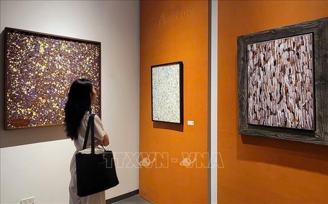 Khách tham quan triển lãm. Ảnh: Phương Thanh-TTXVN