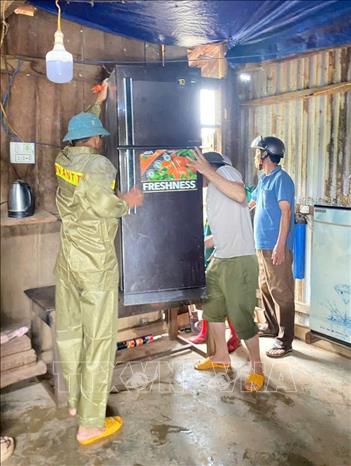 Chính quyền địa phương và lực lượng chức năng xã Ea Rốc, tỉnh Đắk Lắk hỗ trợ người dân di chuyển tài sản nhằm giảm thiểu thiệt hại do thiên tai gây ra. Ảnh: TTXVN phát.