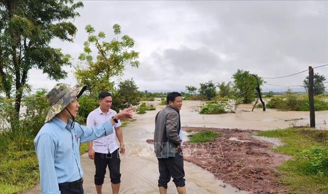 Ban chỉ đạo Phòng thủ dân sự xã Ea Rốc, tỉnh Đắk Lắk kiểm tra thực địa, chỉ đạo công tác phòng chống thiên tai. Ảnh: TTXVN phát.