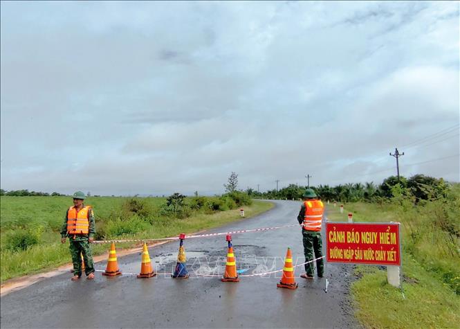 Lực lượng chức năng tại tỉnh Đắk Lắk lập chốt chặn cảnh báo, hướng dẫn nhân dân không di chuyển qua khu vực ngập sâu, nguy hiểm. Ảnh: TTXVN phát.