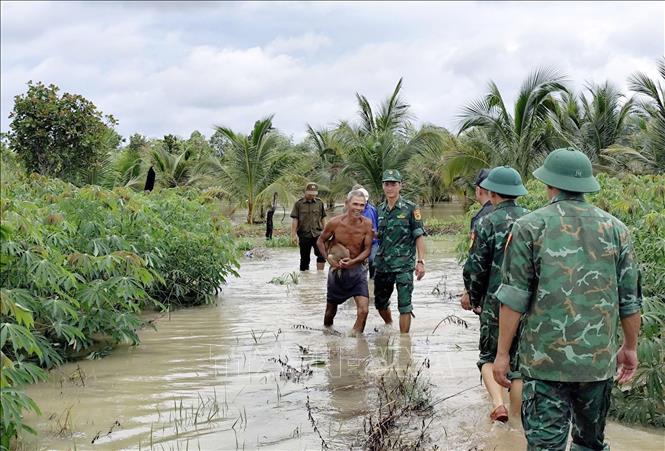Cán bộ, chiến sĩ Đồn Biên phòng Ia Rvê cùng các lực lượng chức năng tuyên truyền, hướng dẫn người dân đến nơi an toàn. Ảnh: TTXVN phát.