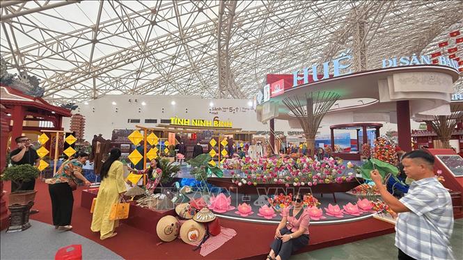 Thành phố Huế mang đến triển lãm không gian cổ kính và rất nhiều đồ thủ công mỹ nghệ cao cấp. Ảnh: Ngọc Bích – TTXVN