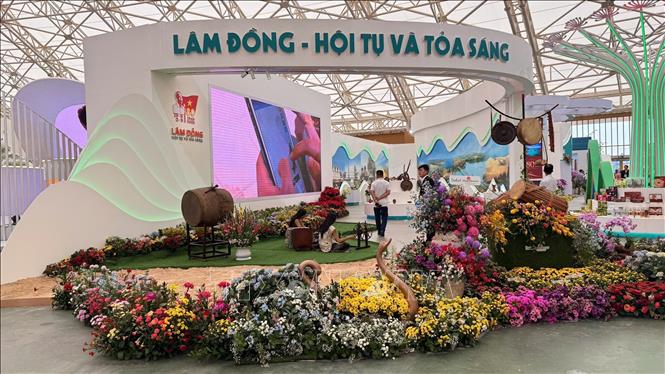 Gian trưng bày của tỉnh Lâm Đồng có không gian vườn hoa tươi đặc sắc, thu hút đông khách tham quan chụp ảnh check-in. Ảnh: Ngọc Bích – TTXVN