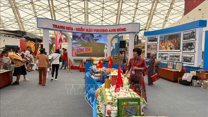 Giới thiệu các đặc sản địa phương trong gian trưng bày của tỉnh Thanh Hóa. Ảnh: Ngọc Bích – TTXVN