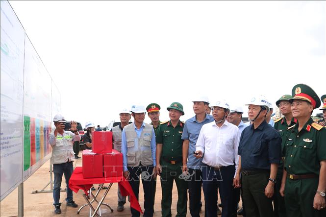 Phó Thủ tướng Trần Hồng Hà kiểm tra tiến độ thi công sân bay Long Thành qua bản đồ. Ảnh: Công Phong - TTXVN