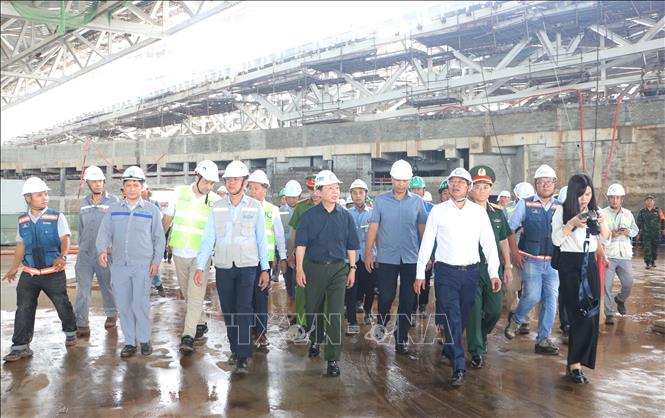Phó Thủ tướng Trần Hồng Hà kiểm tra công trường sân bay Long Thành qua bản đồ. Ảnh: Công Phong - TTXVN