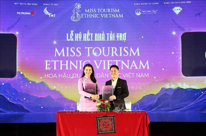 Đại diện Ban Tổ chức cuộc thi (bên trái) và Khu du lịch Mộc Châu Island ký kết hợp tác với nhà tài trợ. Ảnh: Quang Quyết - TTXVN