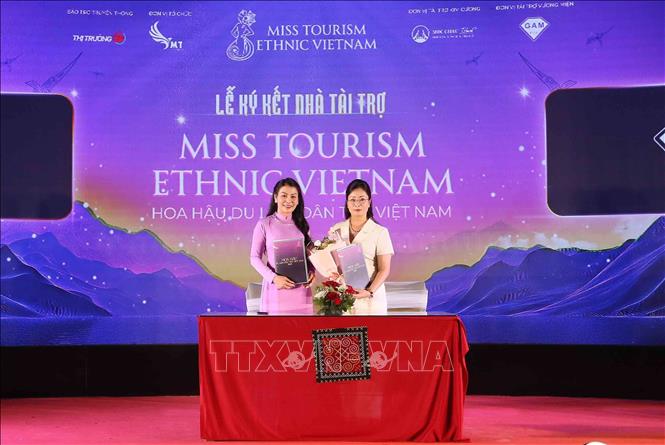 Đại diện Ban Tổ chức cuộc thi (bên trái) ký kết hợp tác với nhà tài trợ vương miện. Ảnh: Quang Quyết - TTXVN