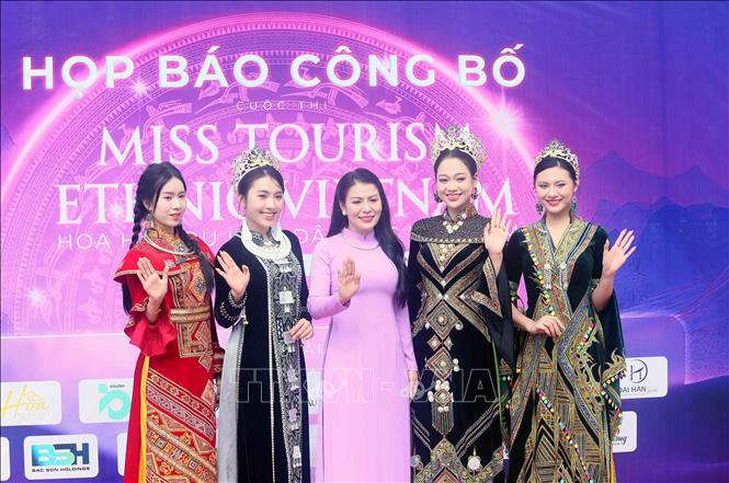 Đại diện Ban Tổ chức và các người đẹp khởi động cuộc thi Hoa hậu Du lịch dân tộc Việt Nam 2025. Ảnh: Quang Quyết - TTXVN