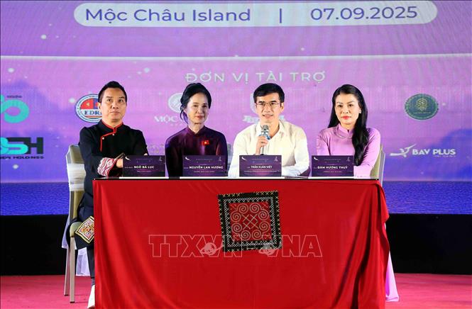 Đại diện Ban Tổ chức và Ban Giám khảo trả lời câu hỏi của các cơ quan thông tấn, báo chí. Ảnh: Quang Quyết - TTXVN