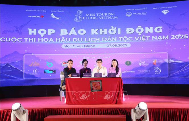 Đại diện Ban Tổ chức và Ban Giám khảo trả lời câu hỏi của các cơ quan thông tấn, báo chí. Ảnh: Quang Quyết - TTXVN