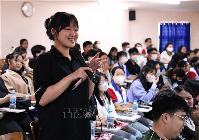 Sinh viên hào hứng tham gia hỏi - đáp cùng chuyên gia. Ảnh: Ánh Tuyết - TTXVN