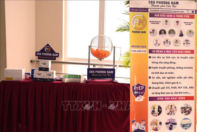 Các gian hàng trưng bày tuyên truyền HIV tại sự kiện. Ảnh: Ánh Tuyết - TTXVN
