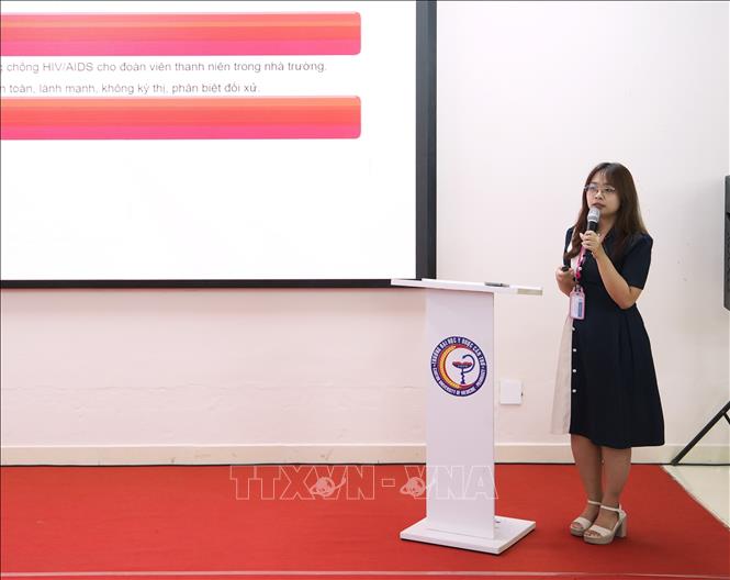 Thạc sĩ Lưu Khánh Linh - ủy viên Ban chấp hành Đoàn trường, Bí thư Đoàn khoa Y tế công cộng trình bày các mô hình tuyên truyền HIV hiệu quả mà nhà trường đang triển khai. Ảnh: Ánh Tuyết - TTXVN