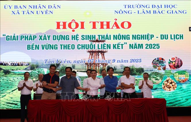 Ký kết hợp tác, hướng tới xây dựng hệ sinh thái nông nghiệp – du lịch bền vững theo chuỗi liên kết tại Tân Uyên. Ảnh: Nguyễn Oanh-TTXVN.