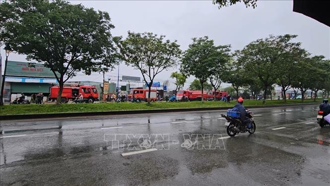 Nhiều phương tiện chữa cháy chuyên dụng được điều động đến hiện trường dập lửa. Ảnh TTXVN phát